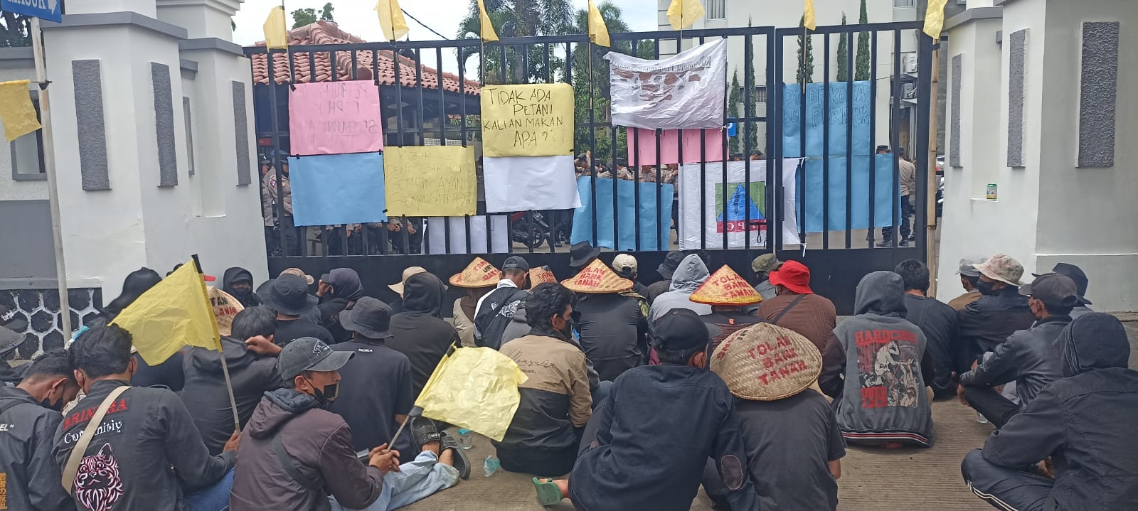 Tolak Perampasan Tanah Secara Ilegal, Warga Batulawang Gelar Aksi Tutup Mulut Depan Kantor BPN Cianjur