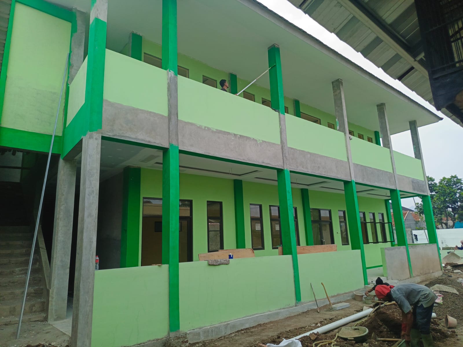 Bangunan Boarding School dua lantai dengan empat ruangan tersebut berukuran 7 x 19 meter. (foto: Hasan/Cianjur Update)