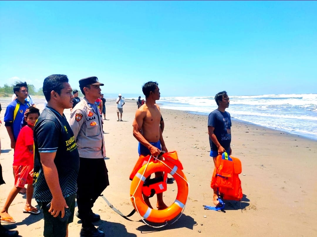 Dua Pelajar Asal Bandung Terseret Ombak di Pantai Cemara, Satu Masih Hilang