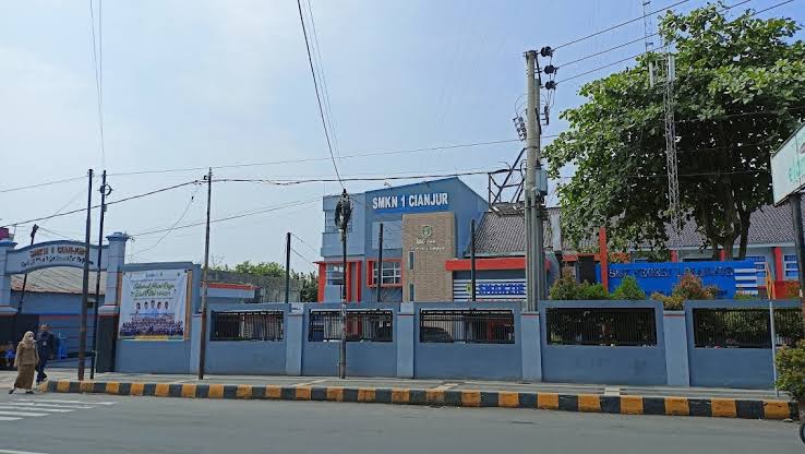 SMK Negeri 1 Cianjur Diduga Tidak Patuhi Peraturan Gubernur dan Permendikbud