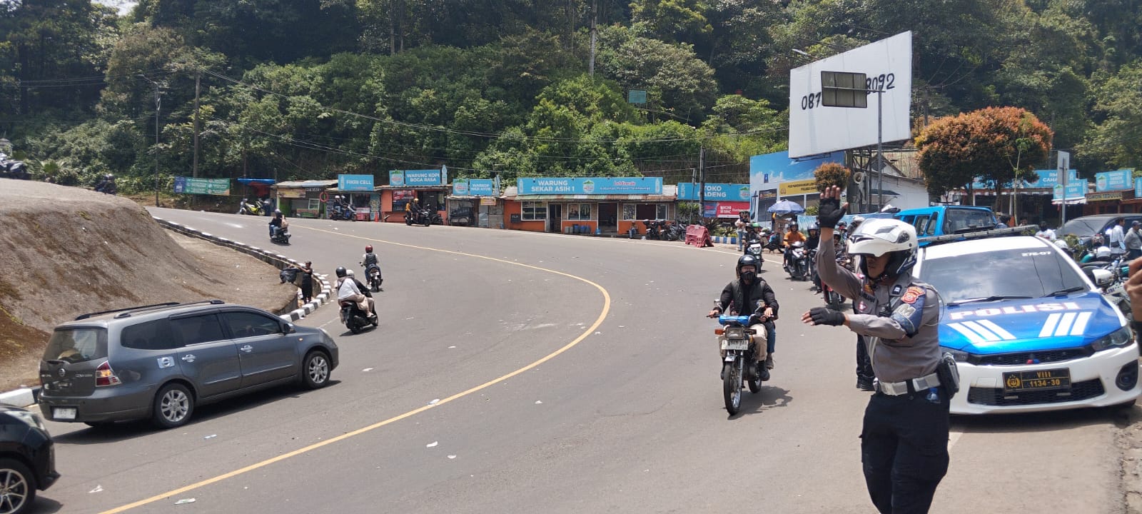 Jalur Puncak Cianjur Kembali Lancar Setelah Sempat Alami Kemacetan Parah