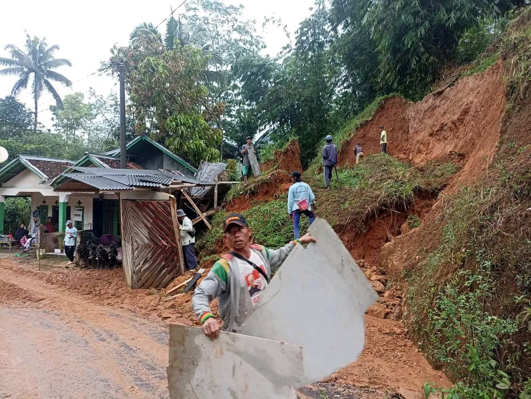 Nyaris Timbun Rumah Warga, Longsor di Takokak Cianjur Timbun Dua Sepeda Motor