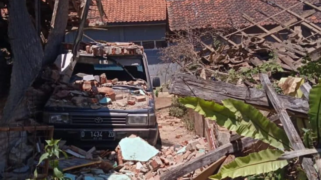 Sejumlah Warga Tertimpa Bangunan Akibat Gempa di Kabupaten Bandung