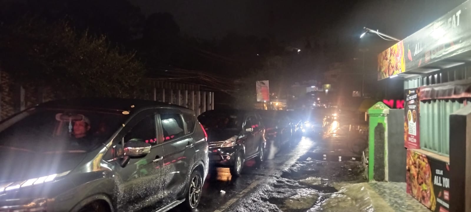 Sejumlah Wisatawan Jabodetabek Terjebak Macet Hingga 6 Jam di Cianjur