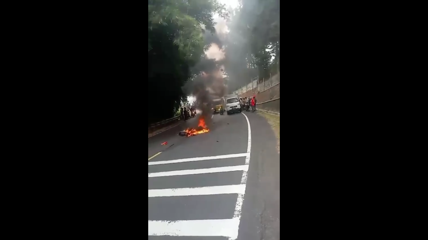 Tabrakan dengan Mobil di Cipanas, Motor Terbakar Hebat