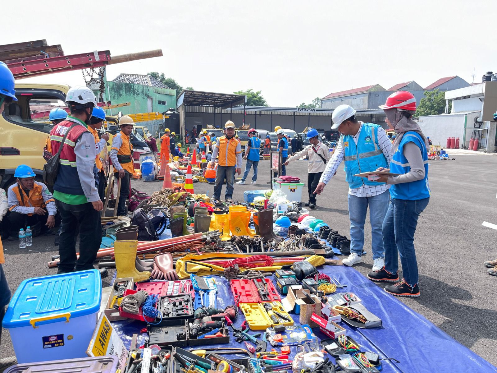 PT PLN UP3 Cianjur menggelar pasukan dan peralatan kerja dari para vendor yang termasuk dalam DPT Jasa Konstruksi. (Foto: Istimewa)