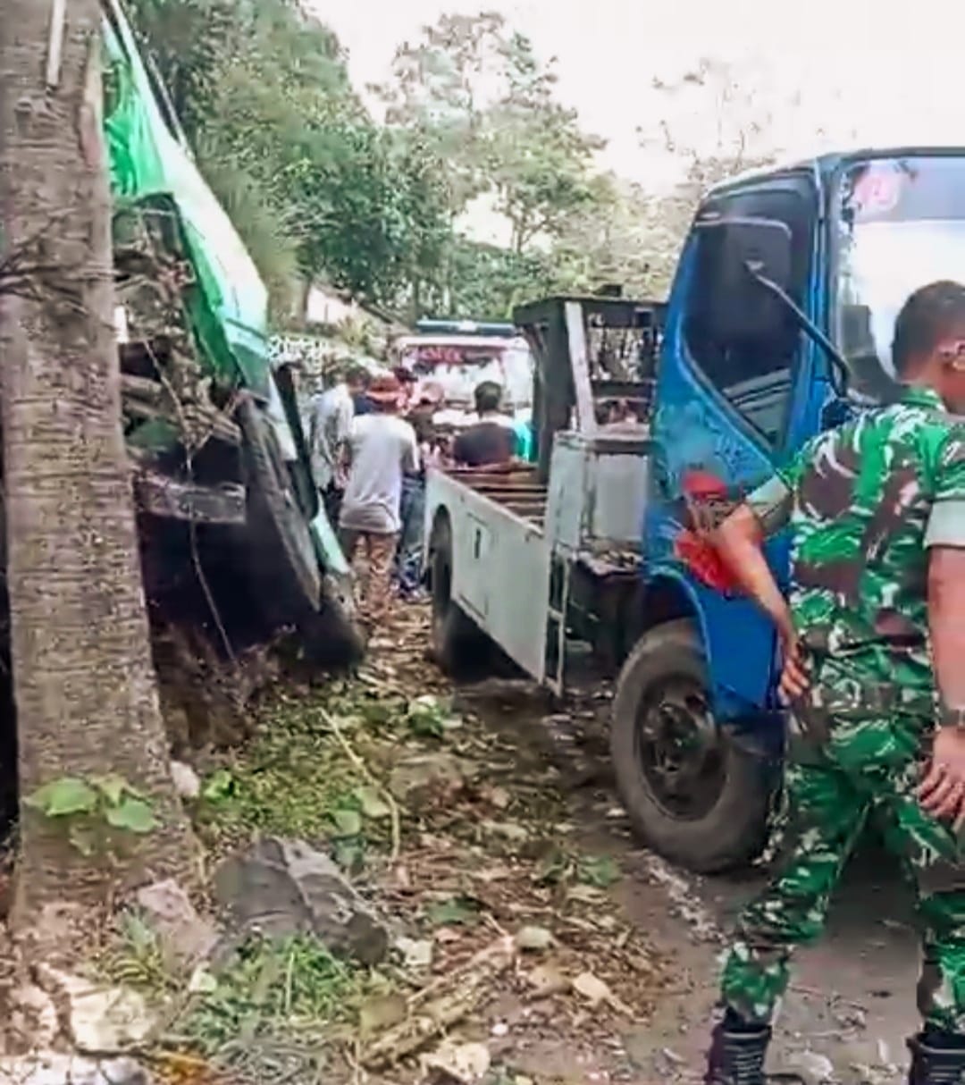 Diduga Rem Blong, Truk Engkel Tabrak Dua Mobil dan Tiga Motor di Ciloto Puncak Cianjur