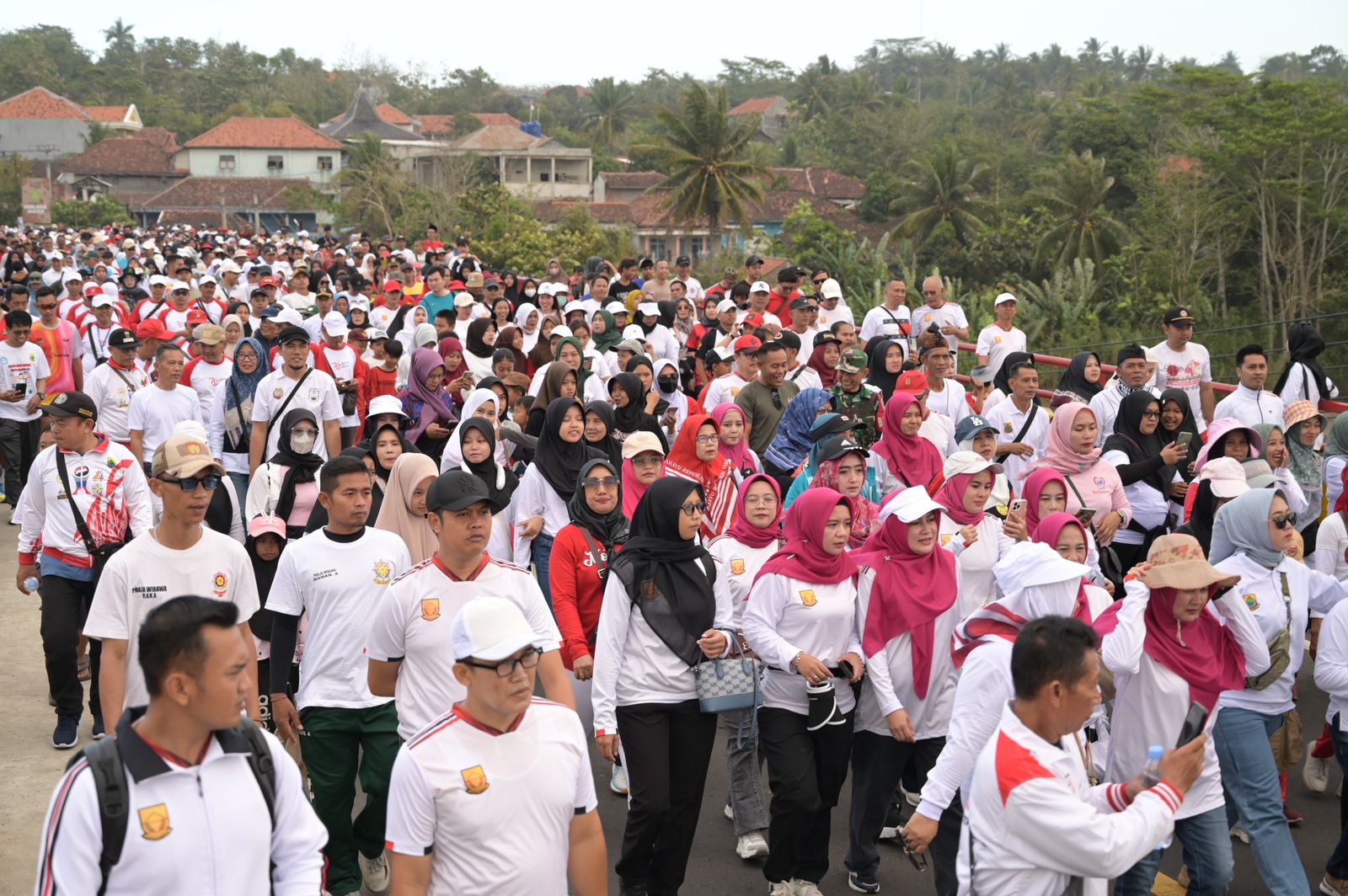 Ribuan warga dari berbagai daerah di Cianjur selatan, bersemangat mengikuti jalan sehat dalam rangka memperingati Haornas. (Foto: Istimewa)