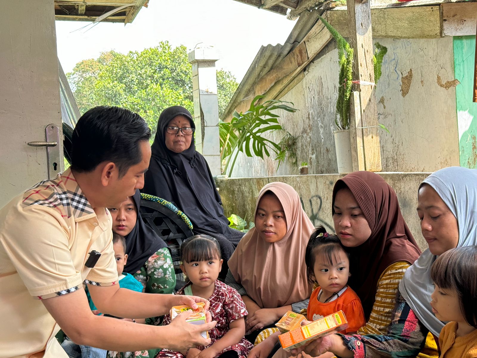 Lukmanul Hakim Anggota DPRD Cianjur Dukung Entitas Posyandu, Beri Bantuan Makanan Balita dan Anak di Cipanas