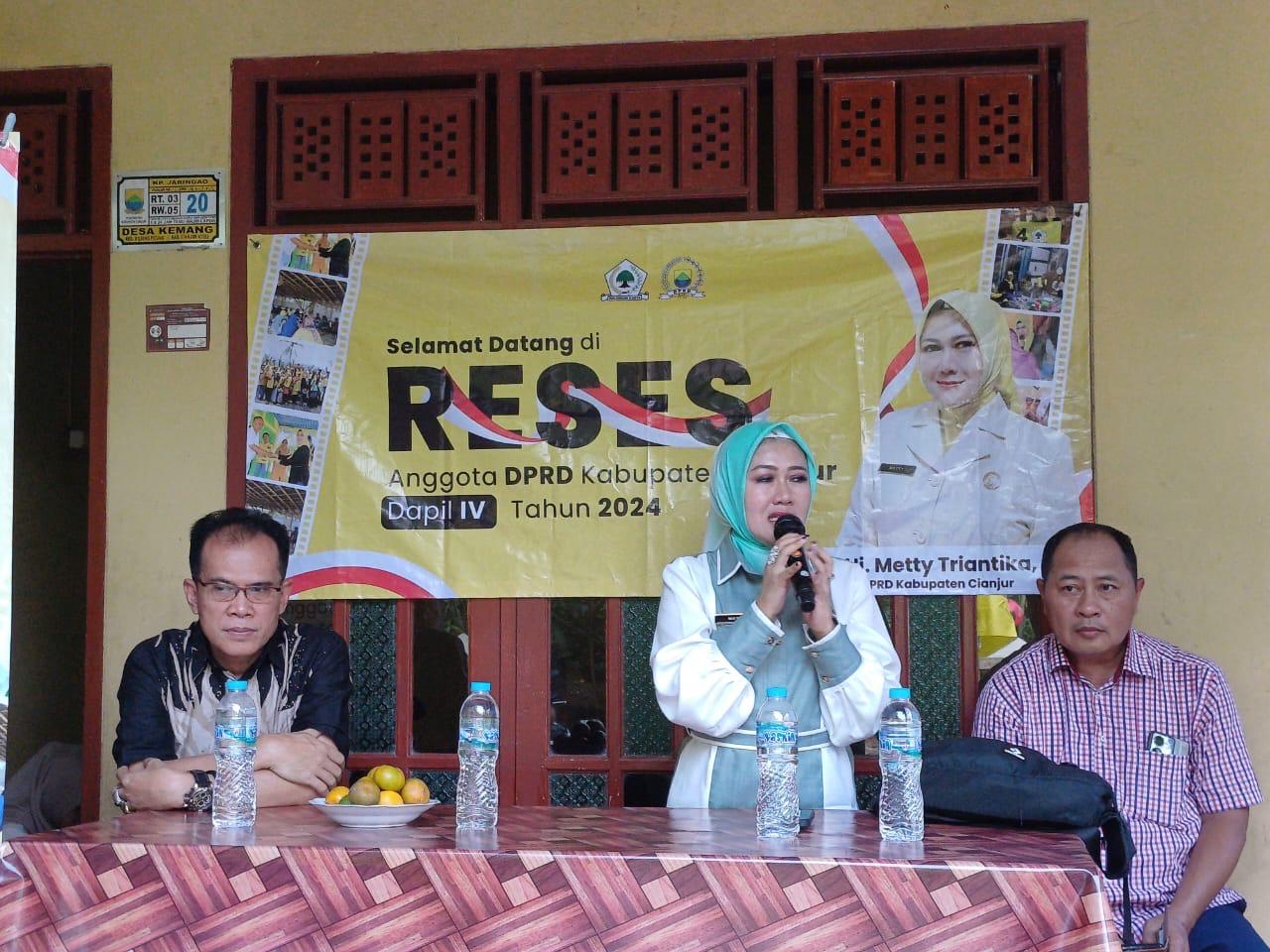 Melalui Reses, Ketua DPRD Cianjur Ir. H. Metty Triantika, MT Serap Aspirasi Warga di Dapil 4