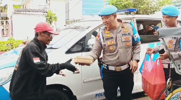 Kamis Berbagi, Sipropam Polres Cianjur Bagikan Nasi Kotak untuk Warga Kurang Mampu