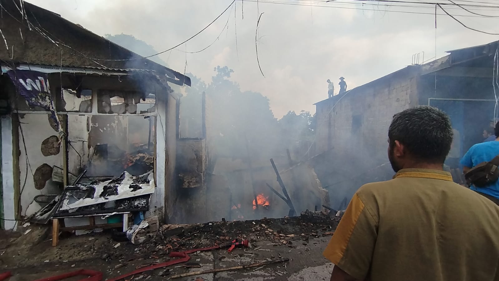 Kebakaran Dua Rumah Bertingkat dan Warung di Ciberem Cianjur, Diduga Akibat Korsleting Listrik