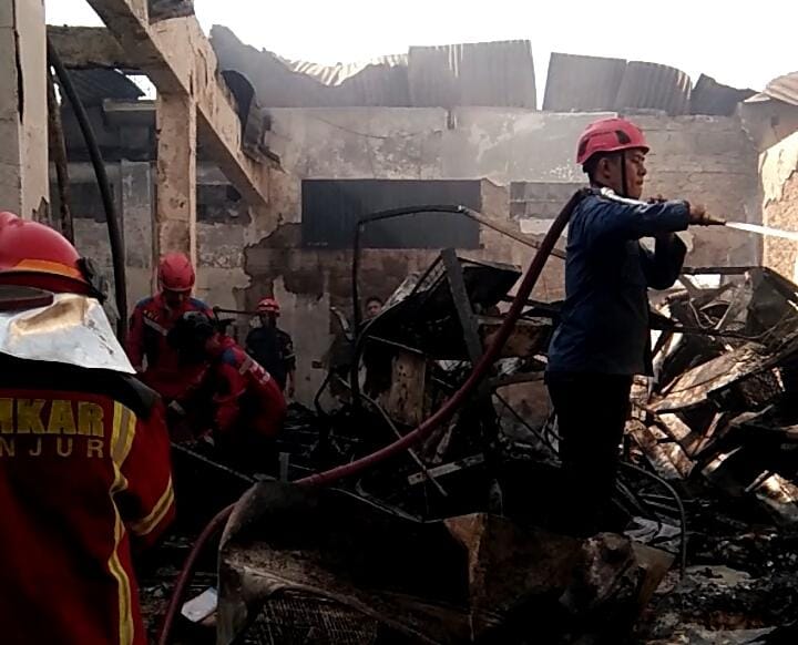 Kebakaran Hanguskan 2 Grosir Sembako dan Satu Rumah di Puncak Dua Cipanas