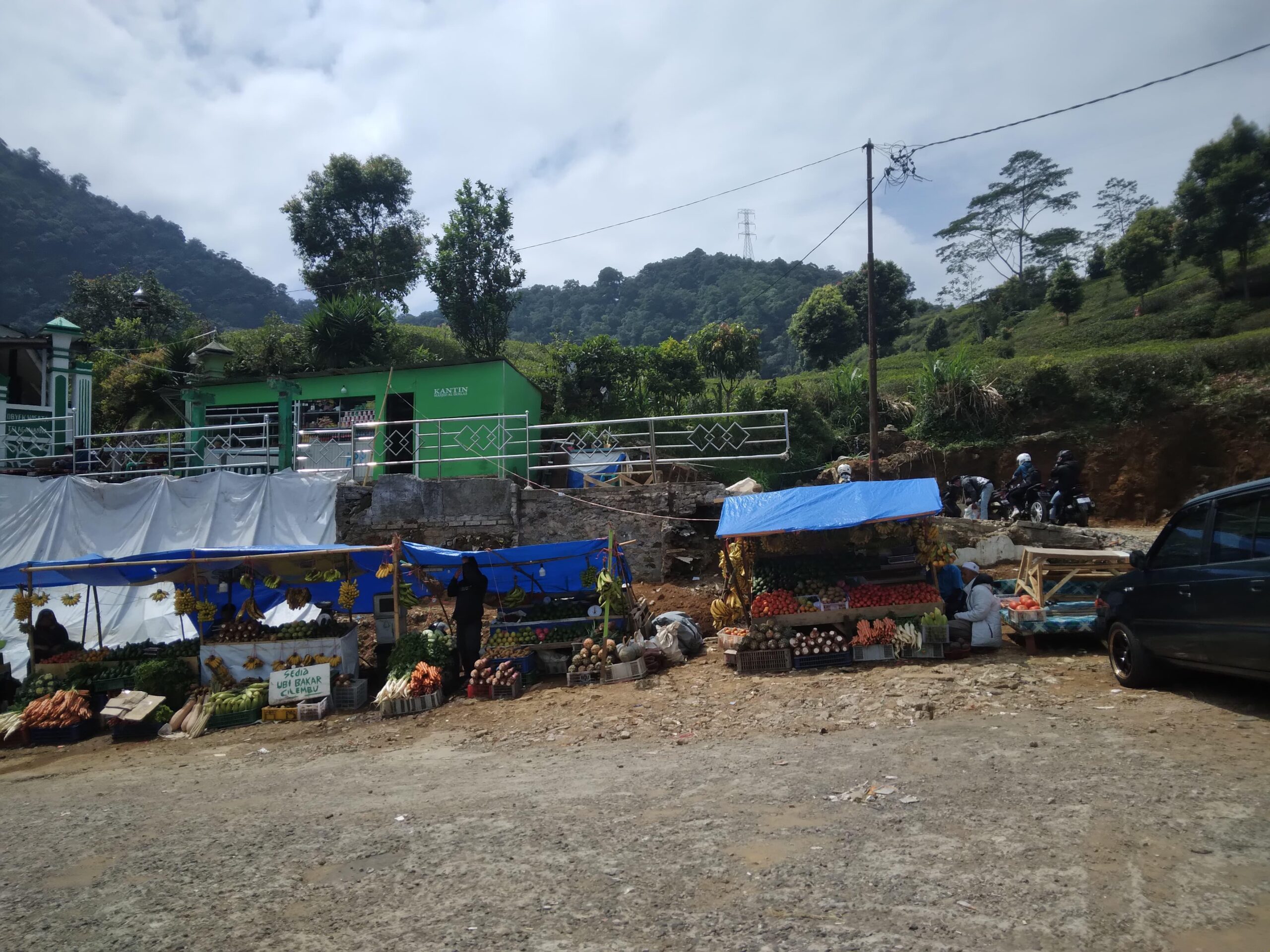 Pedagang Nekat Kembali Berjualan di Kawasan Puncak Bogor Pasca Penertiban