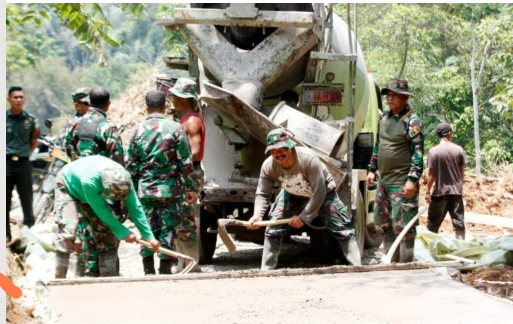 TMMD ke-122, TNI dan Warga Ciandam Bersama-sama Lakukan Pengecoran Jalan