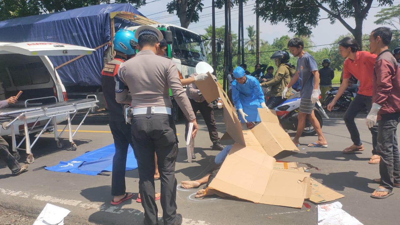 Pemotor Tewas Terlindas Saat Menyalip Truk di Cianjur