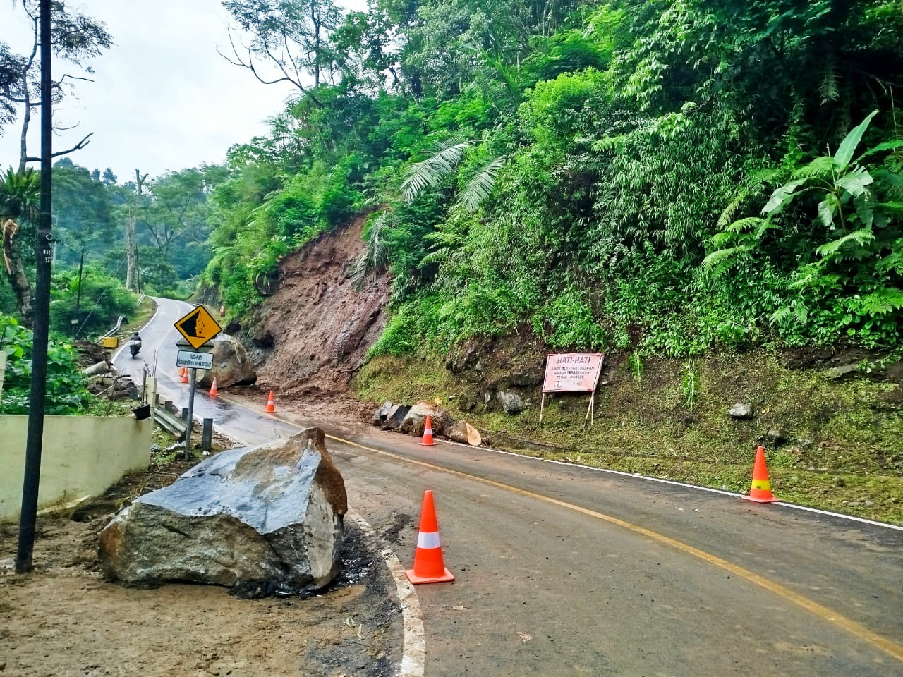 Batu Raksasa 4 Meter di Naringgul Cianjur Berhasil Dievakuasi, Akses Jalan Kembali Lancar