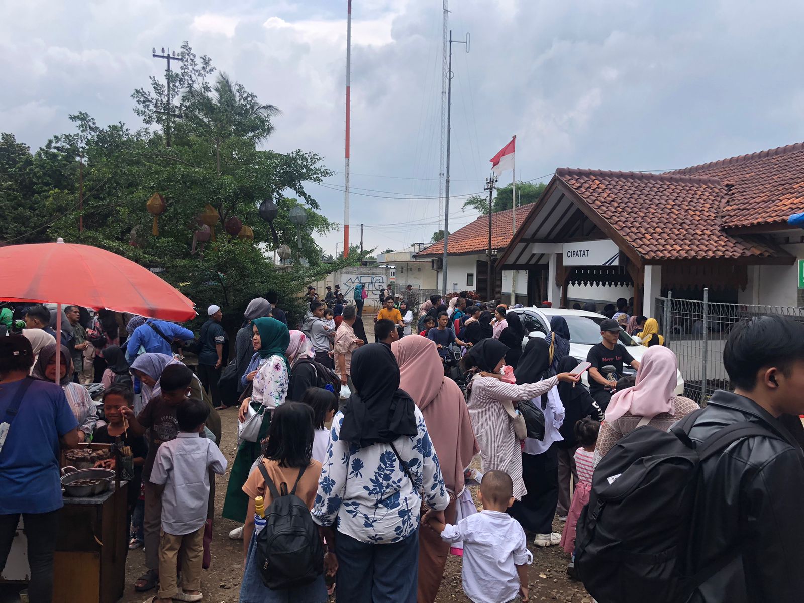 Bukan Sekadar Tempat Transit, Stasiun Cipatat Menjadi Destinasi Kuliner Masyarakat