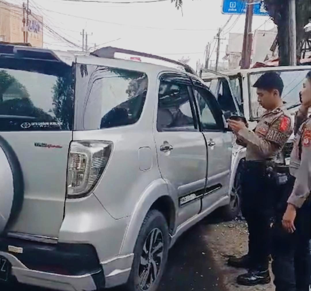 Diduga Mengantuk, Minibus di Cianjur Tabrak Mobil Pikap yang Sedang Ngetem