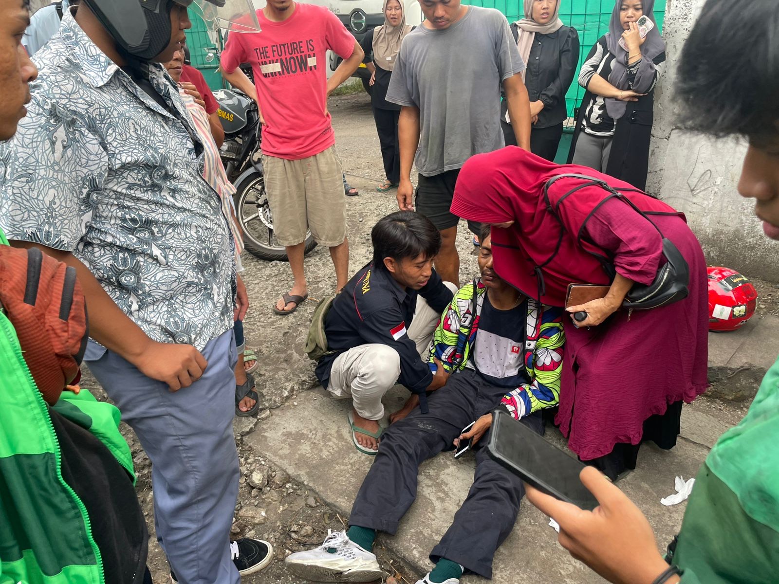 Kecelakaan di Jalan Raya Bandung, Dua Motor Terjatuh, Satu Pengendara Jatuh ke Selokan