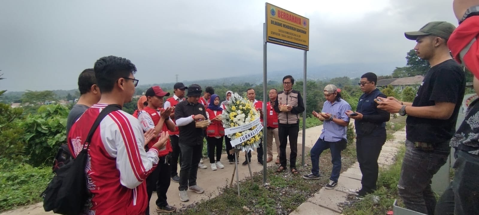 Kenang 2 Tahun Gempa Cianjur, PWI Gelar Doa dan Tabur Bunga di Tebing Sate Sinta