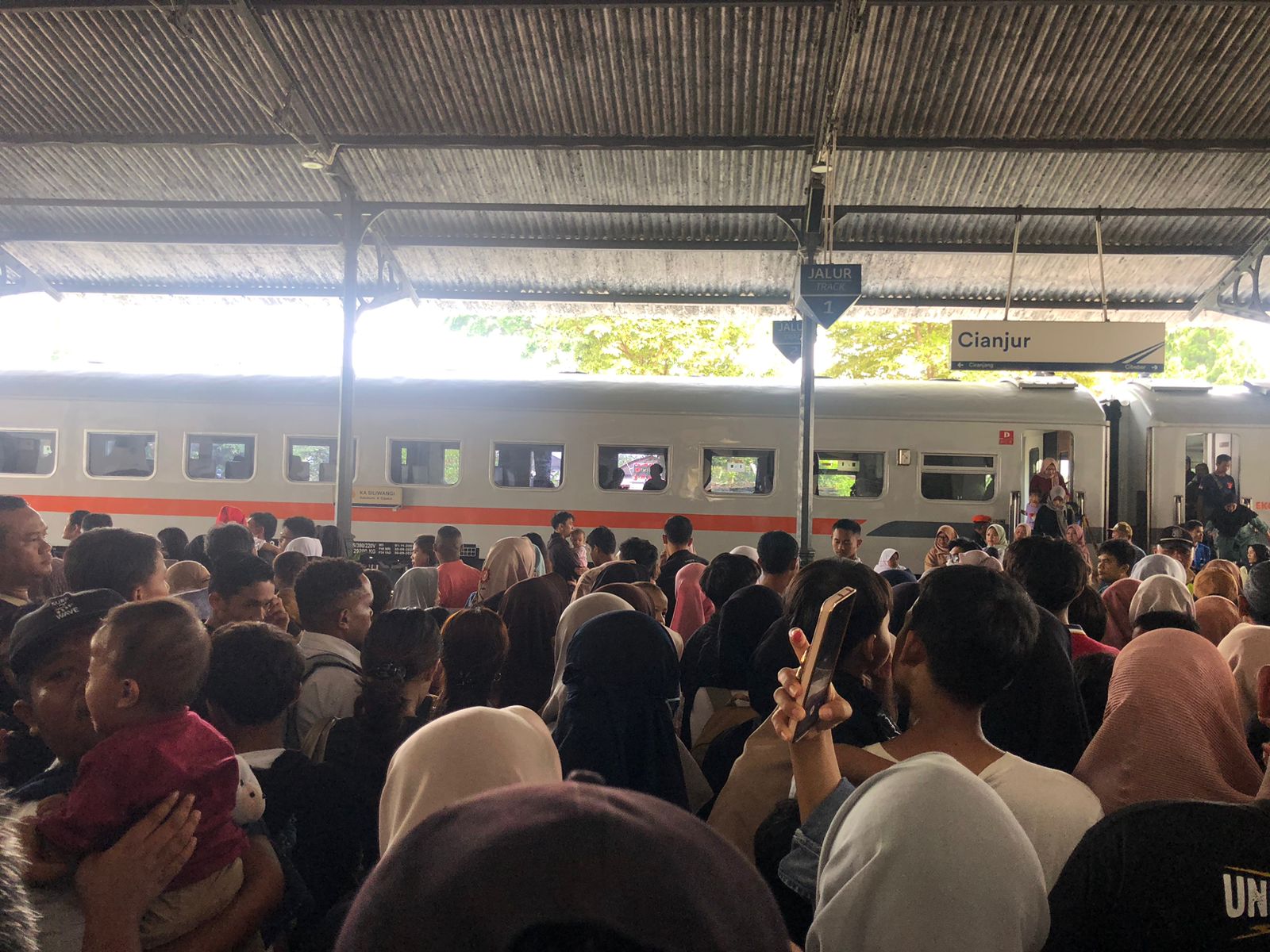 Kepadatan di Stasiun Cianjur Terjadi Saat Liburan Akhir Pekan