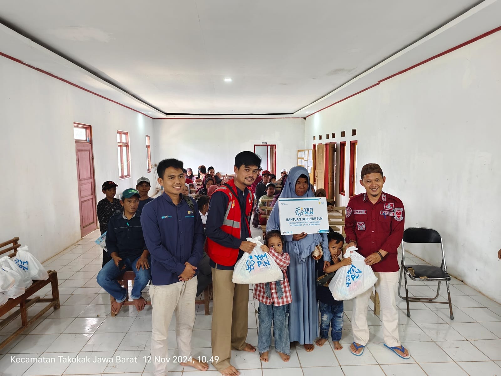 Menyambut Hari Pahlawan, YBM PLN UP3 Cianjur menyalurkan bantuan berupa paket sembako kepada masyarakat Desa Waringinsari, Kecamatan Takokak