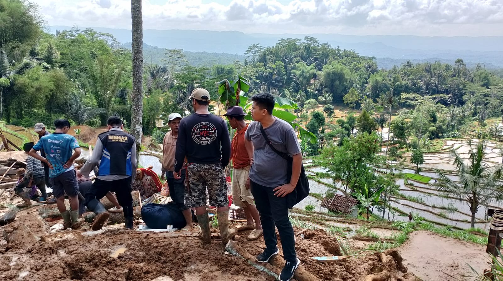 Pergeseran tanah melanda Desa Sukarame, Cianjur. Dampaknya, 6 rumah, 13 sawah, dan 1 peternakan warga rusak parah.