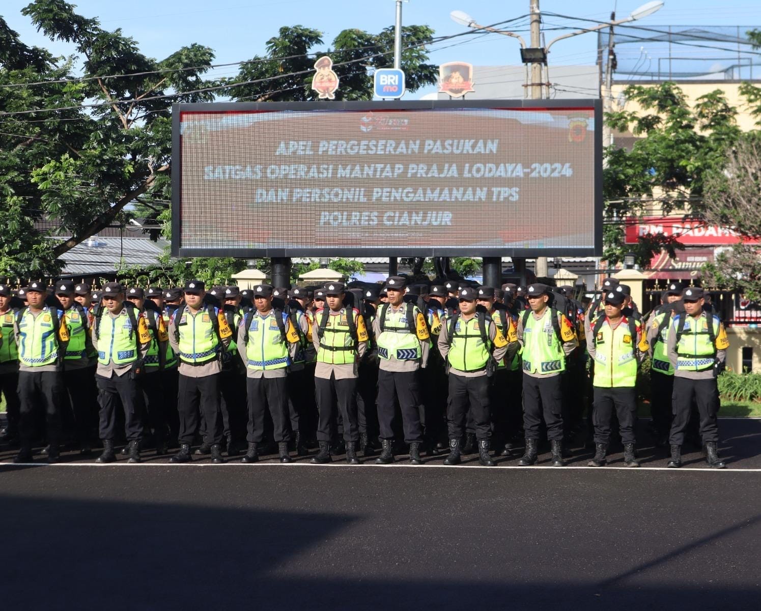 Polres Cianjur kerahkan tiga peleton dan 764 personel gabungan untuk amankan Pilkada 2024. Fokus pada keamanan TPS dan antisipasi bencana alam.