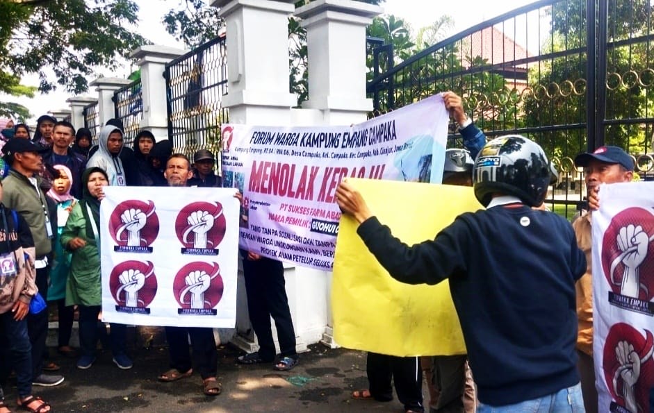 Tolak Peternakan Ayam di Campaka, Ratusan Warga Geruduk DPRD Cianjur