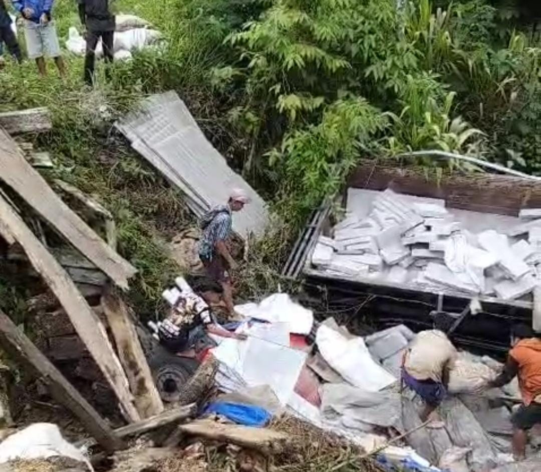 Truk Bermuatan Sembako Terjun ke Jurang di Cianjur, Sopir Alami Patah Tulang