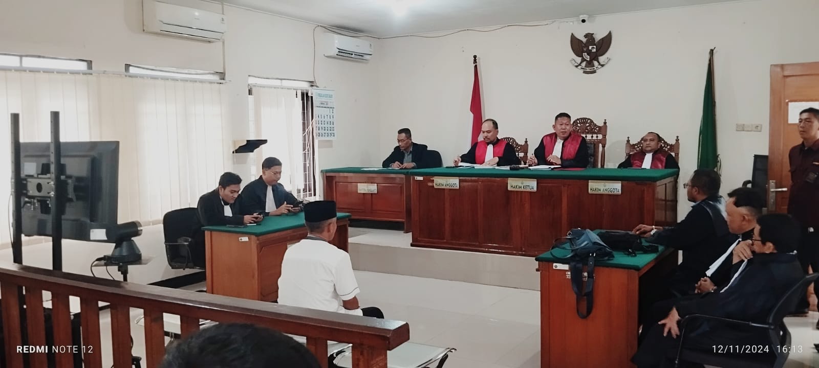 Pengadilan Negeri Cianjur menjatuhkan vonis kurungan 1 bulan dan denda Rp6 juta kepada ASN Kasi Tantrib Kecamatan Pasirkuda atas pelanggaran pemilu.