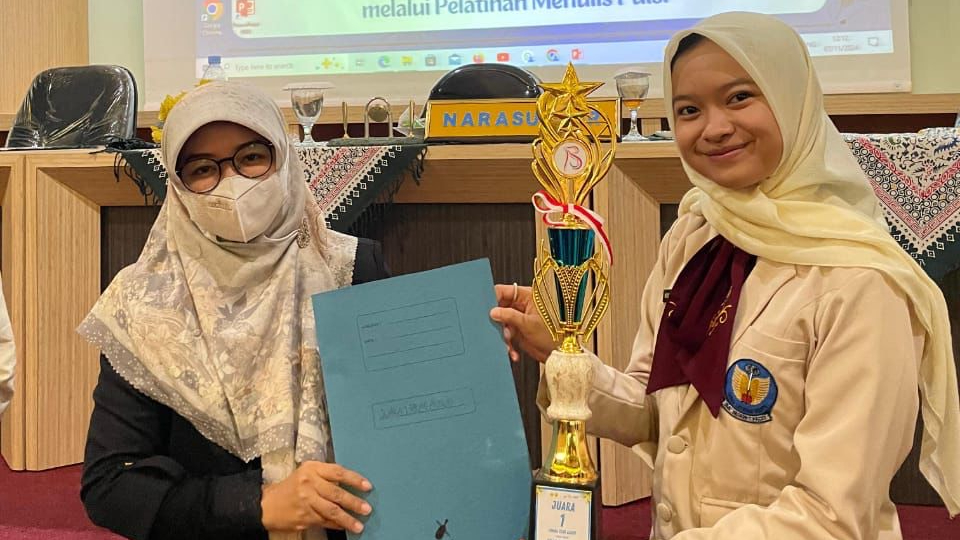 Widi Anastasya, Siswi SMKN 1 Pacet, Raih Juara 1 Lomba Read Aloud di Bulan Bahasa 2024 Himadiksatrasia FKIP Unsur