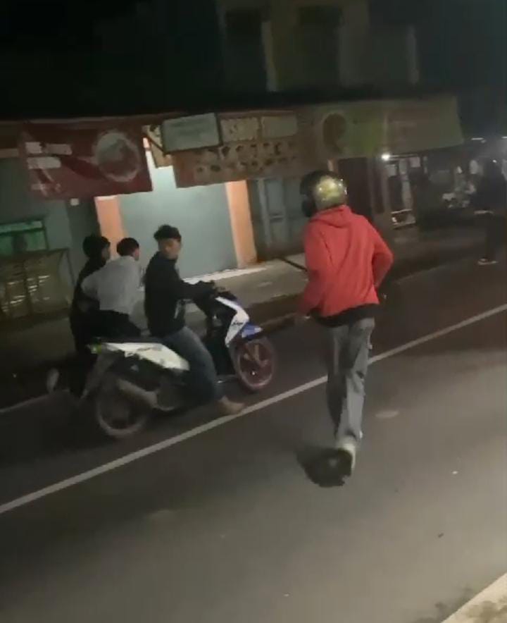 Bentrokan dua kelompok di Cilaku, Cianjur, menewaskan satu orang dan melukai tiga lainnya. Polisi buru pelaku.