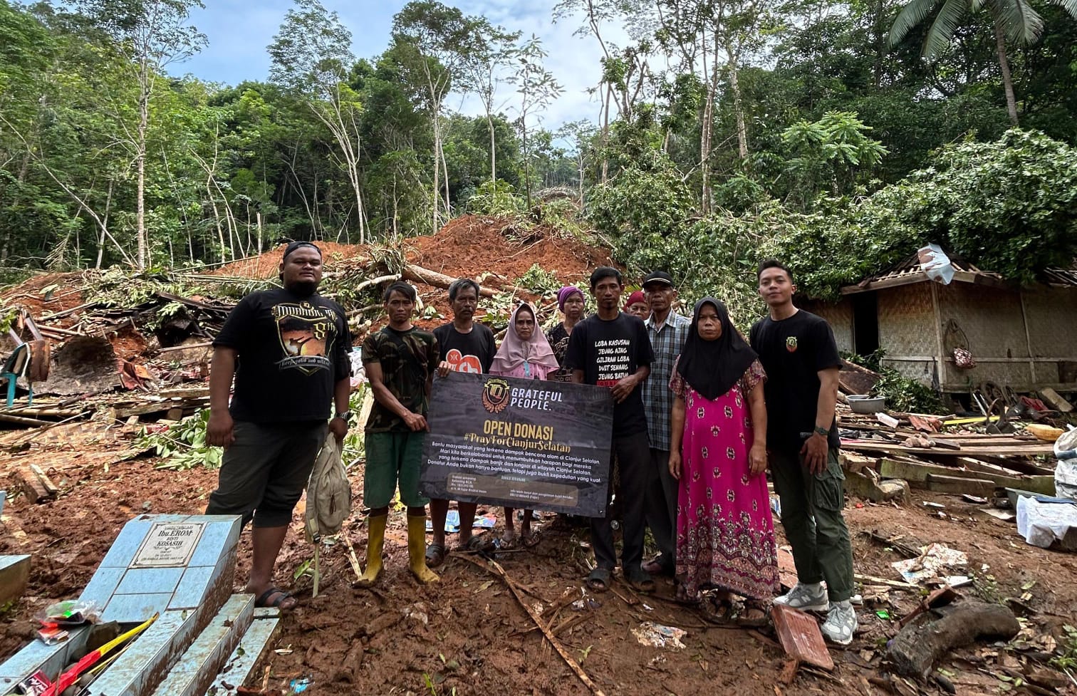 Komunitas SBD Tibbil Qulub menyalurkan bantuan sembako kepada korban longsor di Kecamatan Cijati, Cianjur, sebagai wujud kemanusiaan.