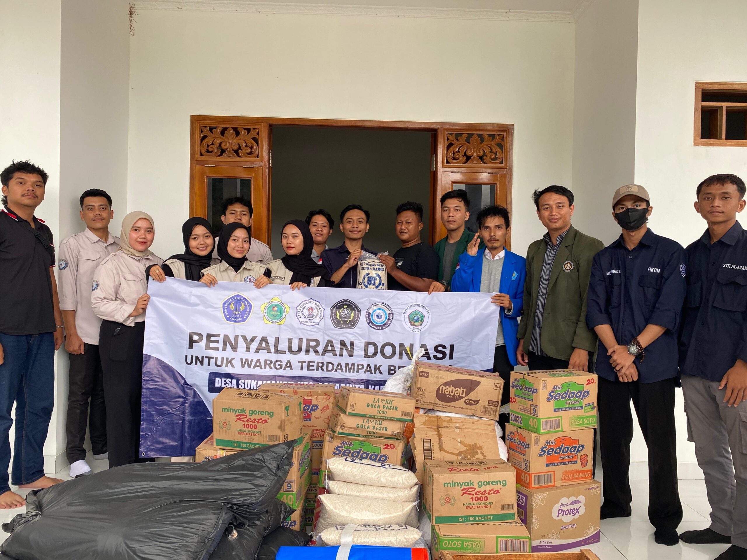 Aliansi Mahasiswa Peduli Cianjur Selatan menyalurkan bantuan logistik dan layanan kesehatan di Desa Sukamanah sebagai respons terhadap bencana banjir dan tanah longsor di Cianjur.