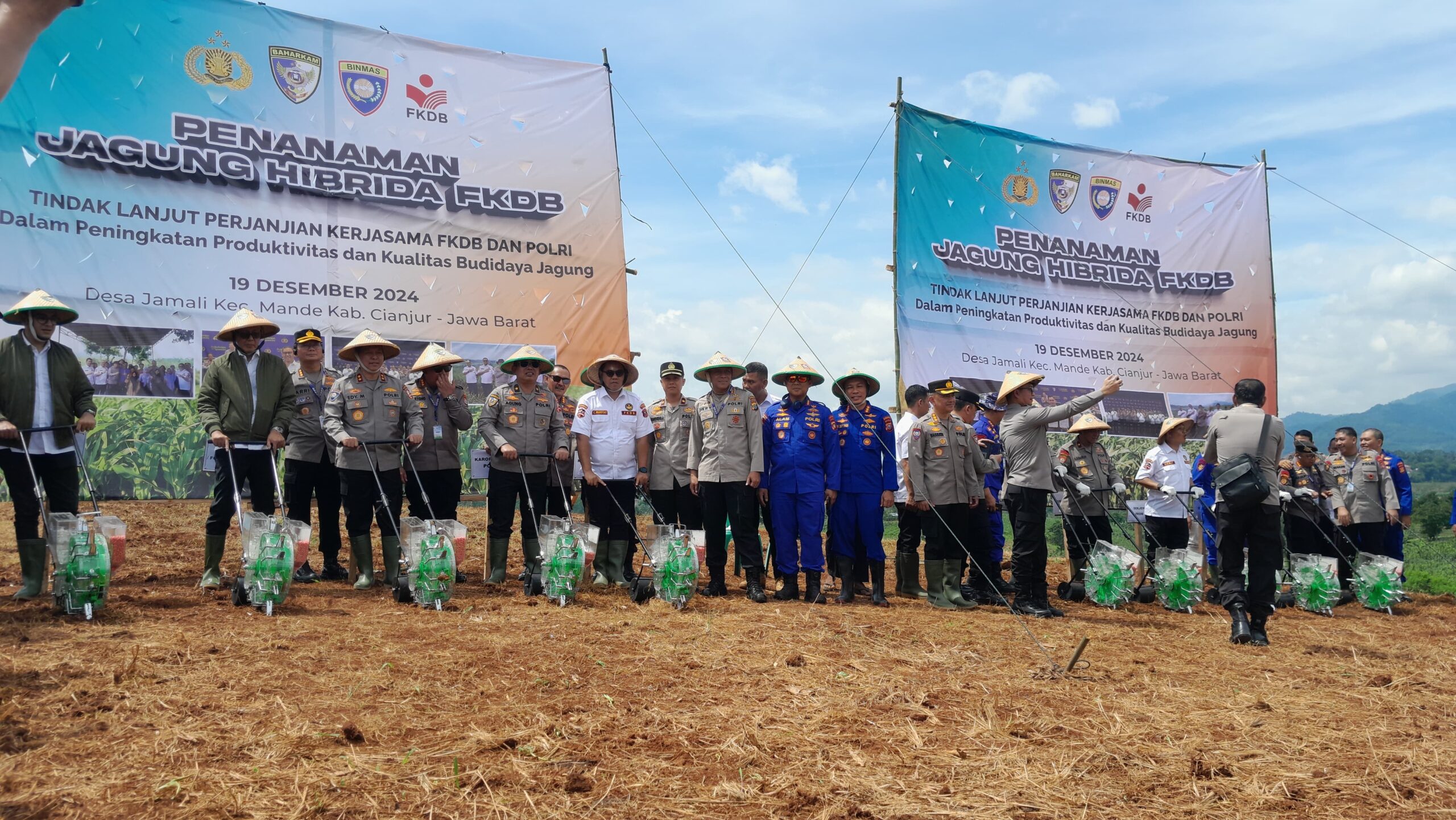 Baharkam Polri dan FKDB mendorong produktivitas jagung hibrida di Cianjur. Proyek ini mendukung petani dan mengurangi impor jagung.