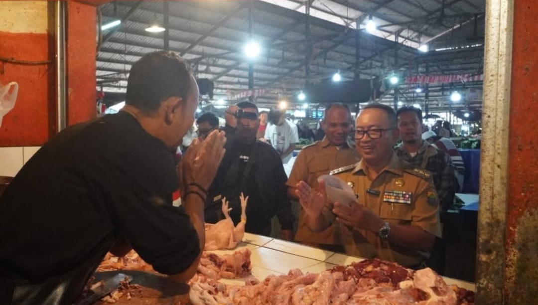 Bupati Cianjur H Herman Suherman melaksanakan sidak ke Pasar Induk untuk memastikan stok dan stabilitas harga bahan pangan menjelang Natal dan Tahun Baru 2025.