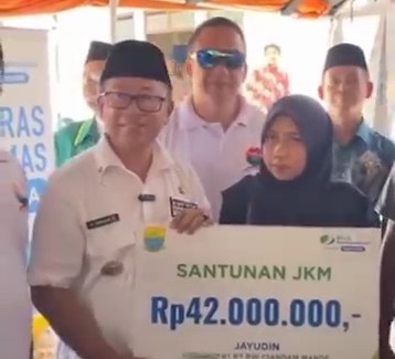 Bupati Cianjur serahkan santunan BPJS Ketenagakerjaan kepada keluarga RT, RW, dan Linmas. Program ini diharapkan meningkatkan motivasi kerja dan menjadi ibadah.