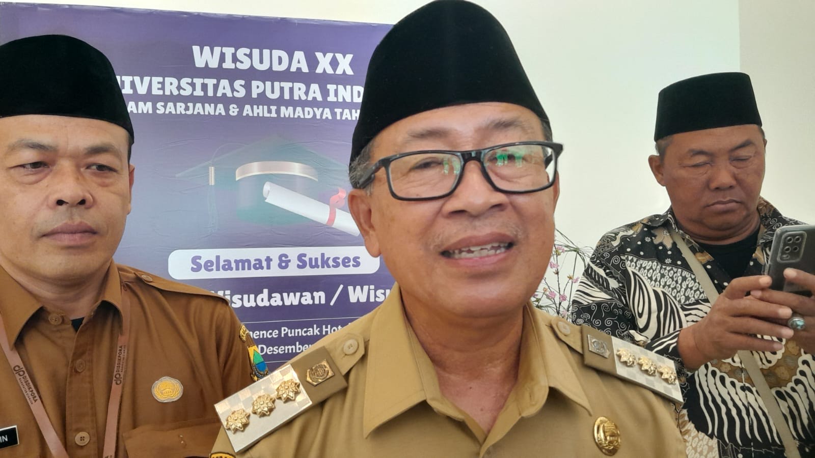 Bupati Cianjur usulkan relokasi dan perbaikan sekolah di zona merah akibat bencana. Pemkab pastikan fasilitas aman dan dukungan penuh untuk siswa terdampak.