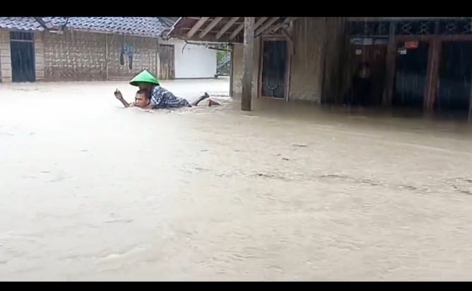 Dua personel Polri dan TNI di Cianjur berjuang mengevakuasi lansia dari banjir setinggi 1,6 meter di Cianjur Selatan. Aksi mereka penuh risiko, tetapi berhasil menyelamatkan nyawa warga.