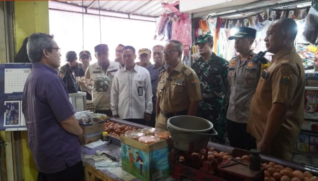 Harga telur di Cianjur melonjak hingga Rp30 ribu menjelang libur Natal dan Tahun Baru, sementara harga beras dan sayuran masih stabil.