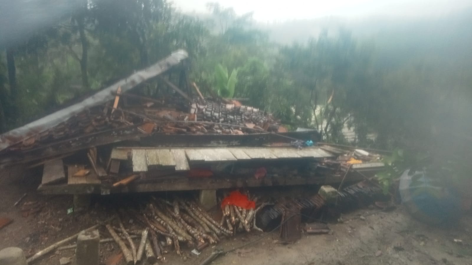 Hujan deras di Cianjur Selatan menyebabkan longsor yang menimbun jalan dan kendaraan. Puluhan warga terpaksa mengungsi, kesiapsiagaan diminta ditingkatkan.