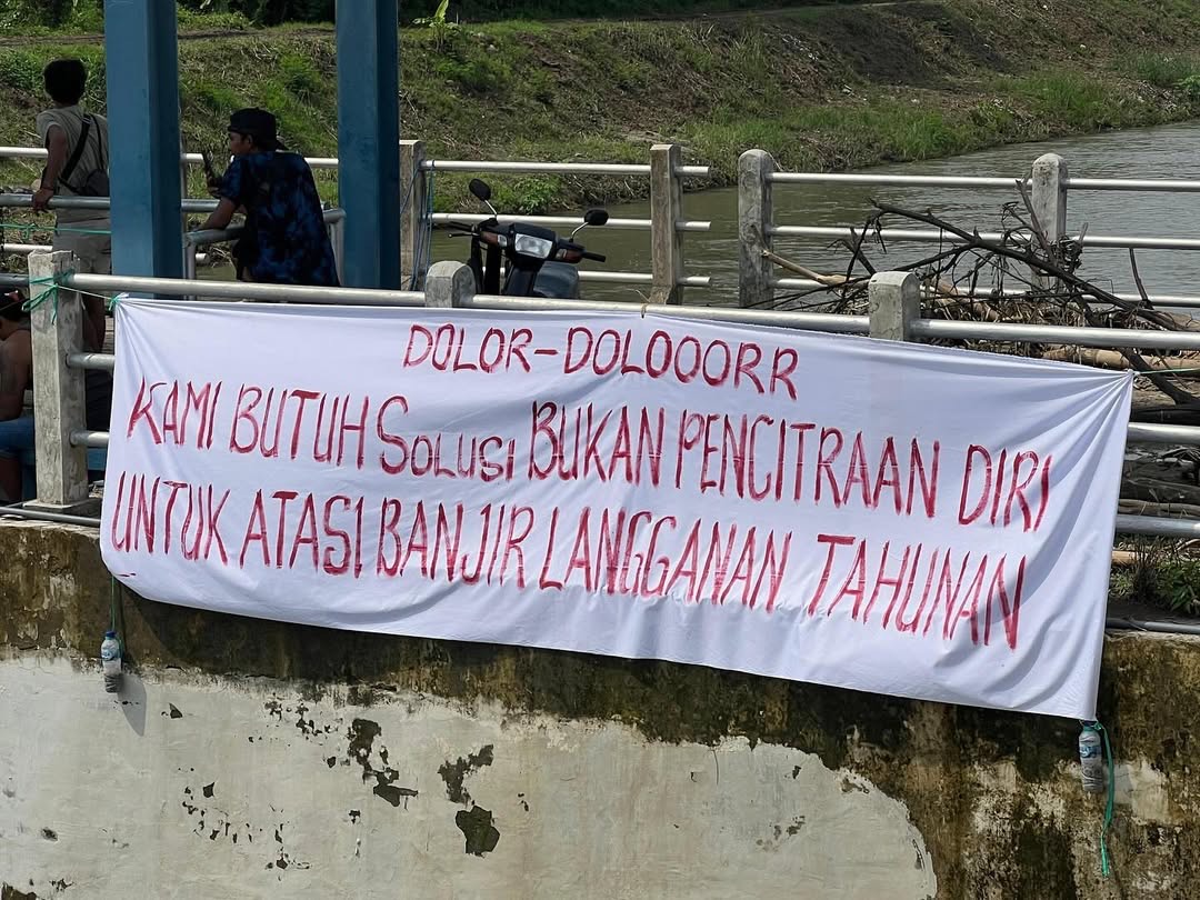 Hujan deras terus menerus melanda wilayah Kabupaten Jombang. Banjir di Kabupaten Jombang menjadi bencana tahunan di kala musim hujan.