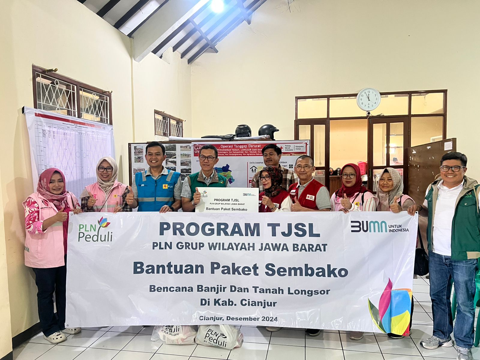 PLN Group Bersama Srikandi PLN Salurkan 200 Paket Sembako ke PMI Cianjur untuk Korban Banjir dan Longsor