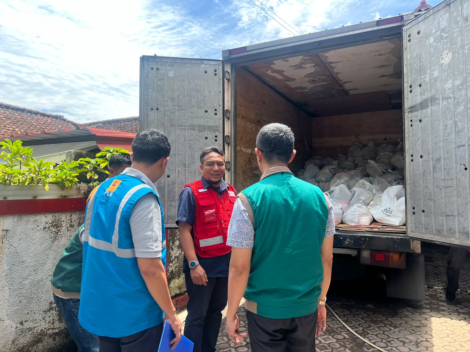 PLN Group Bersama Srikandi PLN Salurkan 200 Paket Sembako ke PMI Cianjur untuk Korban Banjir dan Longsor