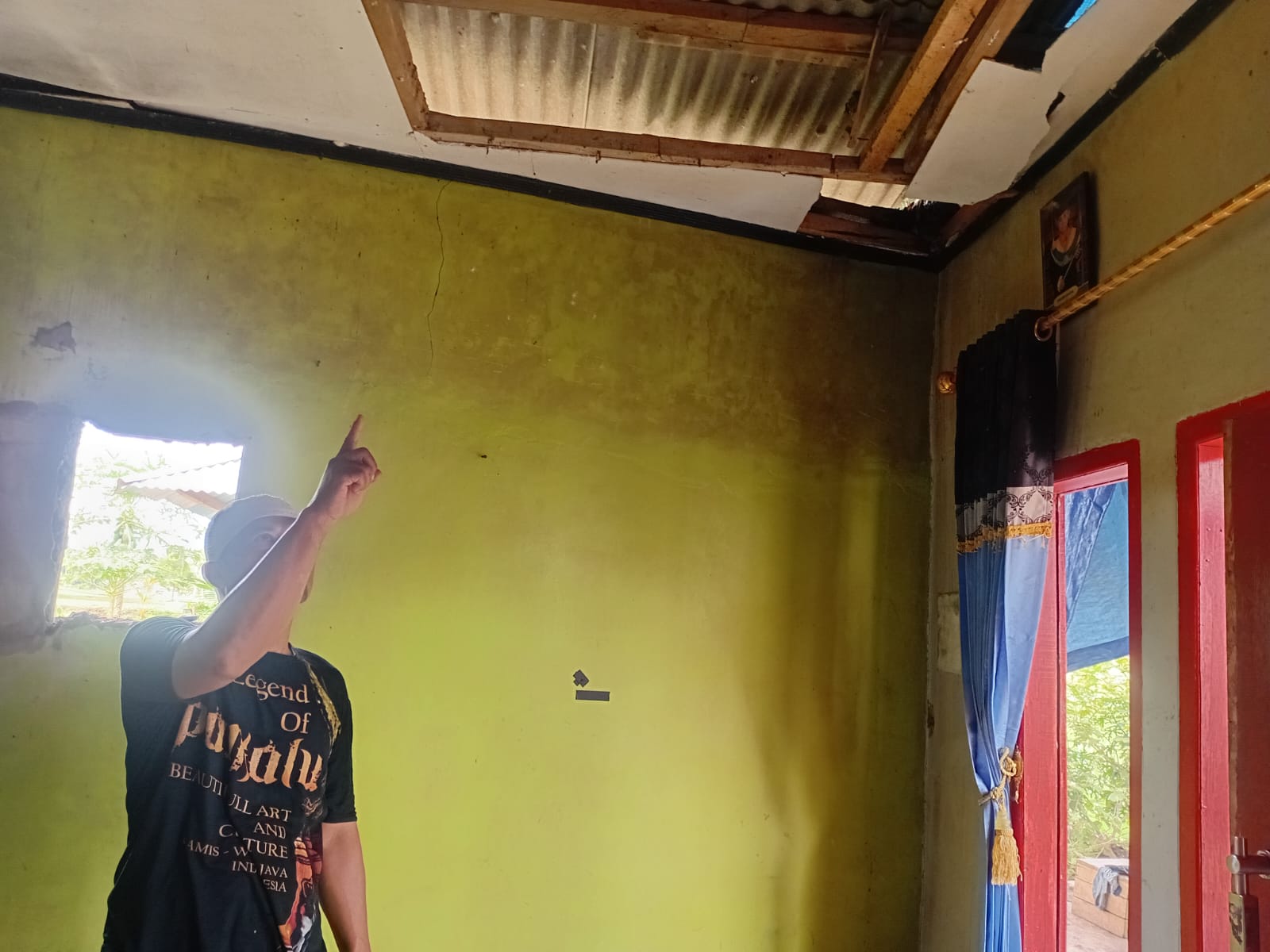 Rumah di Sindangraja Sukaluyu Rusak Tersambar Petir, Istri dan Anak Luka-luka