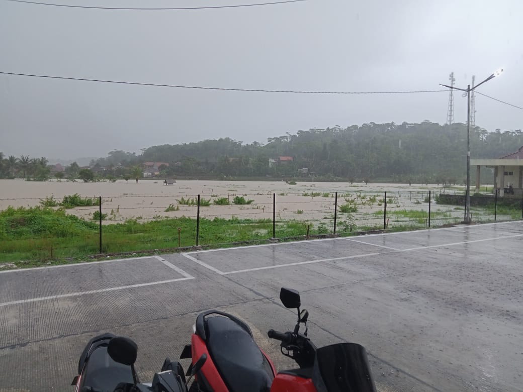 Tebing setinggi 10 meter longsor di Sindangbarang, Cianjur. Dua korban tewas, termasuk seorang anak.