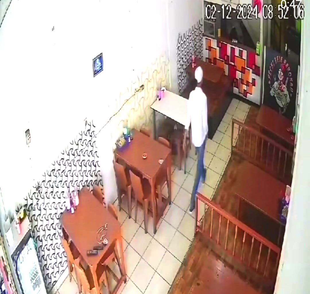 Aksi pencurian terekam CCTV di warung pecel Cipanas. Pelaku gasak ponsel saat kondisi warung kosong.