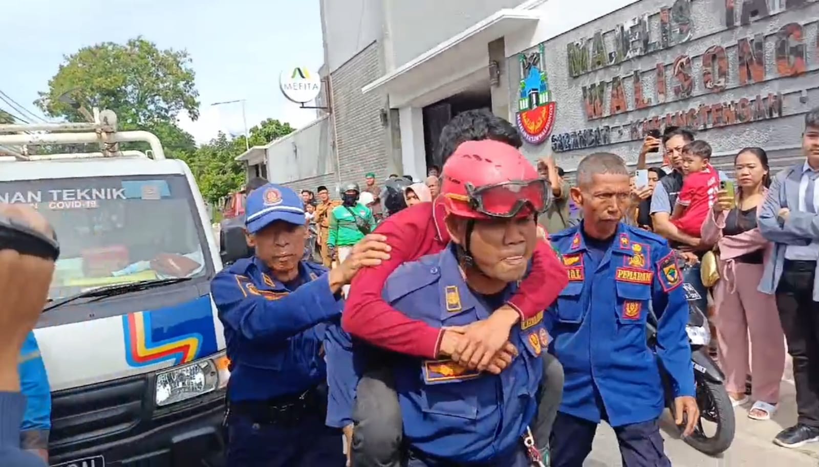 Seorang pria di Cianjur tersengat listrik saat memperbaiki atap rumah, mengalami luka bakar ringan. Pihak berwenang segera lakukan evakuasi.